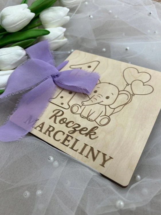 Drewniana kartka pamiątka na roczek ze słoniem