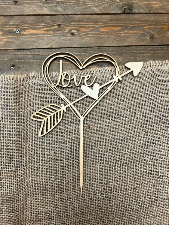 Topper na tort serce z napisem love i strzałą